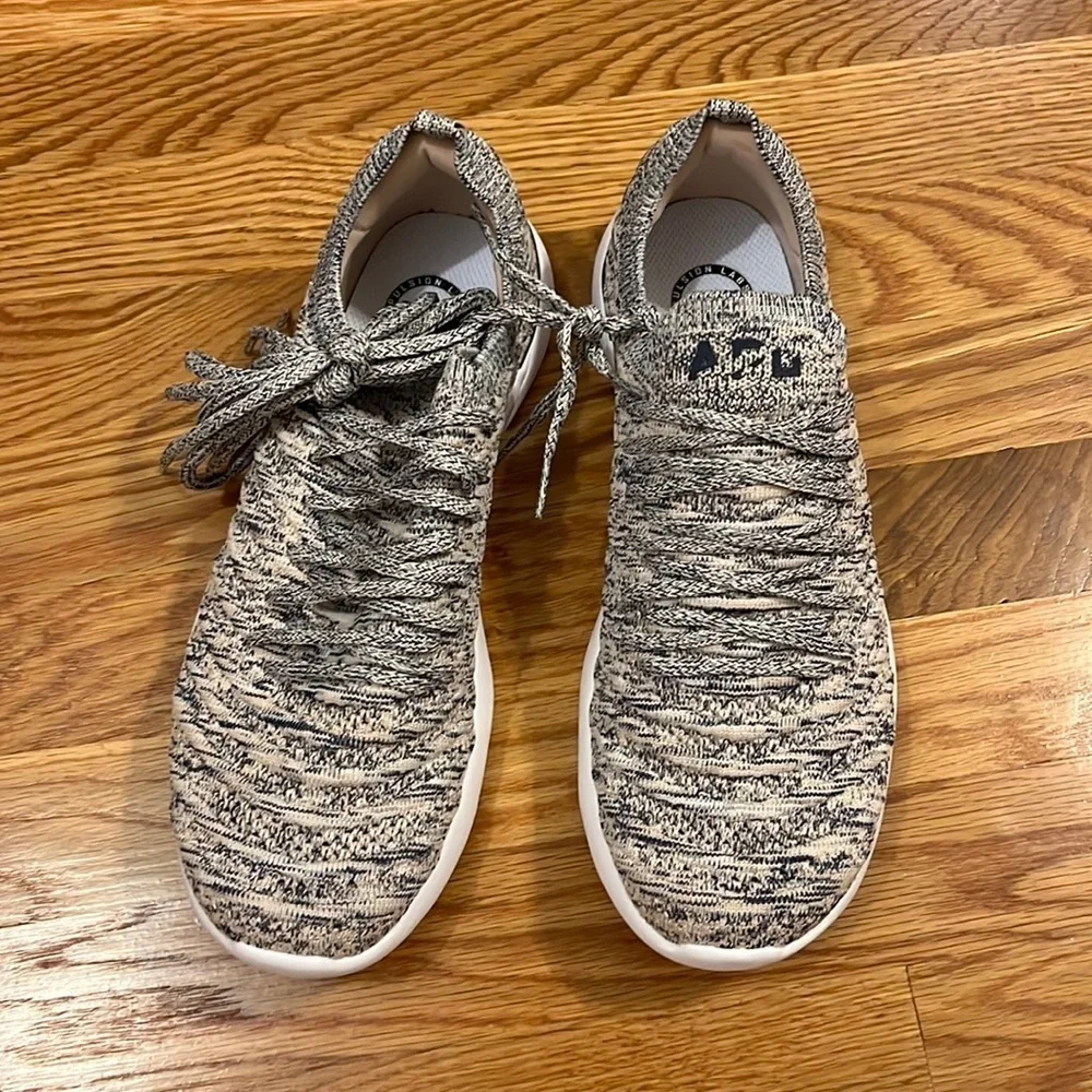 New APL Techloom Wave Mesh Knit Sneakers Navy/beige size 10